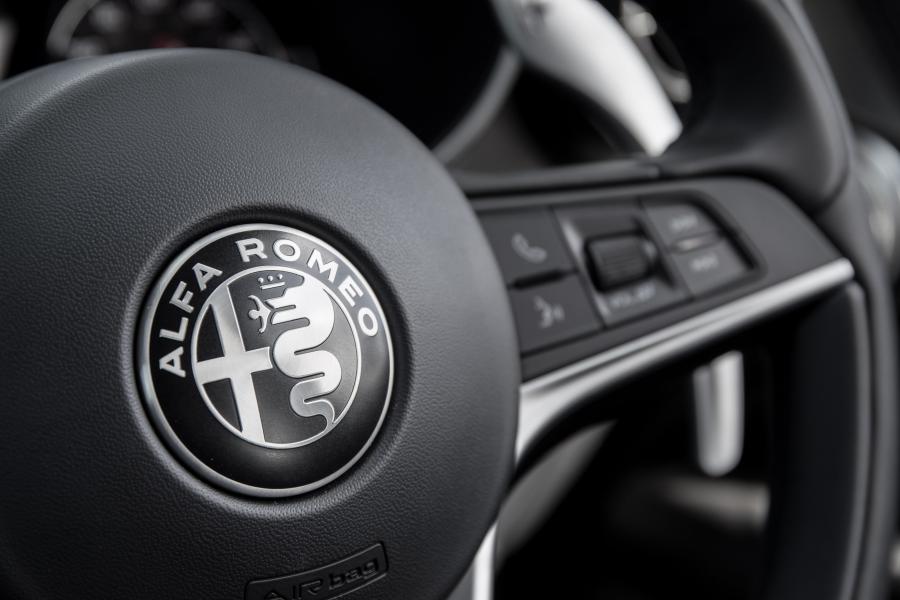 Детали интерьера Alfa Romeo Stelvio (949) 2017 года  (UK) (фото 23 из 41)
